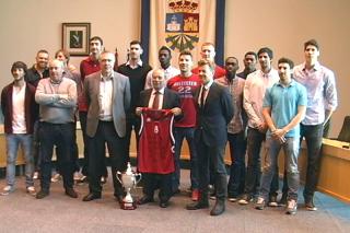 El alcalde de Fuenlabrada recibe al Fundacin Baloncesto Fuenlabrada, campen de la liga Adecco Plata