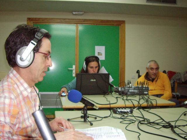 Adredistas del CAMF de Leganés emitiendo programa de radio [Clic para ampliar la imagen]