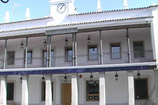 El antiguo Ayuntamiento de Fuenlabrada descubre su fachada restaurada a tiempo para las fiestas.