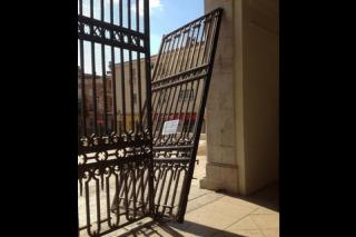 El Obispado trabaja para recolocar la puerta de la catedral de Getafe que se cay la semana pasada