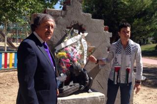 Izquierda Unida del sur de Madrid realiza una ofrenda floral en Legans en memoria de las vctimas del genocidio de Gaza