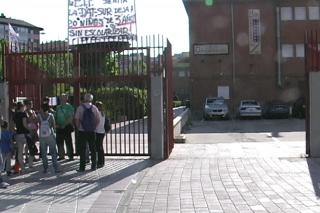 El PSOE de Fuenlabrada muestra su apoyo a las familias encerradas en el colegio Arcipreste de Hita