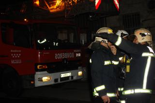 Un coche quemado, sustraído en Leganés, fue el causante del incendio de una nave en Fuenlabrada