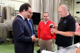 El alcalde de Legans y el viceconsejero de Medio Ambiente reconocen la labor de la empresa de cerveza Cibeles