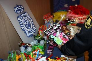 La Polica Nacional interviene cientos de miles de juguetes peligrosos y falsificados en Fuenlabrada, Pinto y Valdemoro