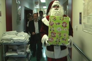 Pap Noel felicita la Navidad a los nios ingresados en el hospital de Fuenlabrada