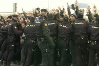 La policía corta la calle de acceso a la fábrica de Coca Cola en Fuenlabrada y carga contra trabajadores