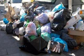 Vecinos de Parla se quejan porque no se recoja la basura en todas las zonas por igual