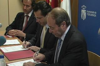 El Ayuntamiento de Fuenlabrada y la Comunidad firman un convenio para favorecer la integracin de inmigrantes.