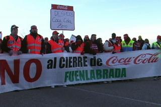Trabajadores de Coca Cola se manifiestan ante el Supremo y entregan firmas de apoyo de eurodiputados 