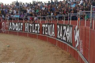 La Guardia Civil detiene al grupo neonazi que pintó alabanzas a Hitler en la plaza de toros de Pinto en 2013