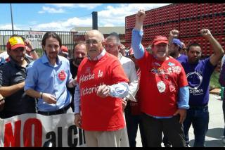 Pablo Iglesias visita el campamento de Coca Cola en Fuenlabrada 