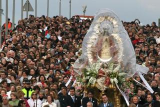 La tradicional bajada de la virgen marca el comienzo de las fiestas de Getafe