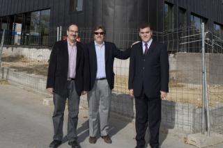 El productor de cine, Andrs Vicente Gmez, visita la futura biblioteca central de Legans junto al alcalde.