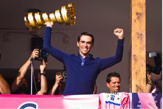 Alberto Contador festeja su Giro de Italia desde el balcón del Ayuntamiento de Pinto