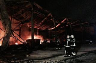 Un incendio arrasa de madrugada una nave industrial y seis camiones en Fuenlabrada