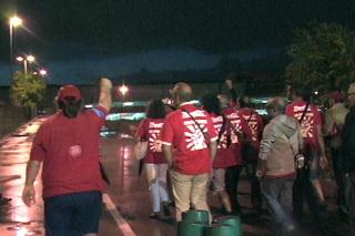 La lluvia y unas 200 personas acompañan a los trabajadores de Coca Cola en la reapertura de la fábrica fuenlabreña