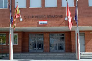 El gobierno de Humanes defiende la instalación de césped en el colegio Pedro Brimonis