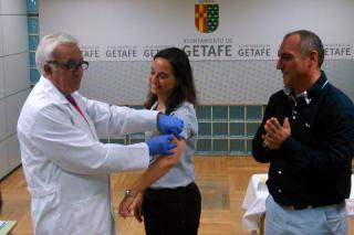El consejero de Sanidad promociona la campaña contra la gripe vacunando a la alcaldesa de Getafe