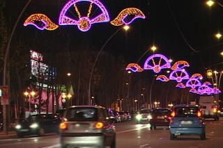 Ayuntamientos socialistas y populares de la regin retrasan el encendido de las luces navideas. 