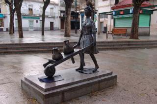 El Ayuntamiento de Ciempozuelos instala la estatua de una aguadora en la plaza Ventura Rodrguez