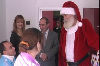 Papa Noel visita a los nios del Hospital de Fuenlabrada con antelacin.