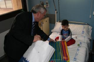 El alcalde de Getafe visita a los nios ingresados en el hospital para llevarles un juguete.