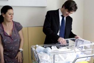 Gemes visita en el hospital de Parla al primer beb nacido en la regin en 2010.