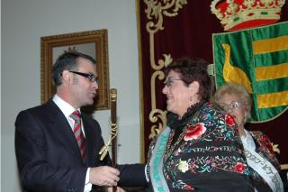 El alcalde de Parla cede el bastn de mando a una mujer durante la celebracin de las Aguedas.