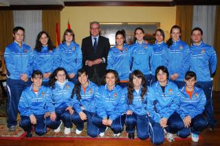 El alcalde de Valdemoro felicita al equipo de ftbol femenino Inter Fminas por sus xitos deportivos.