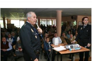 La Polica nacional de Legans ofrece charlas a los mayores para prevenir delitos.