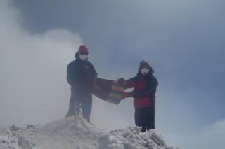 La bandera de Parla ondea en el volcn italiano Etna, a ms de 3.000 metros de altitud.
