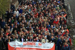 Cerca de 500 personas marchan a pie hasta la Puerta del Sol junto a los alcaldes socialistas del sur