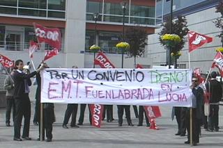 Trabajadores de EMT Fuenlabrada se manifiestan para pedir una equiparacin de sueldos con otros trabajadores municipales.