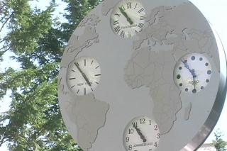 Un jardn para cuatro continentes y un reloj que marca cuatro horas distintas en Fuenlabrada.
