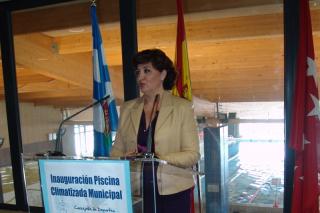 La alcaldesa de Ciempozuelos inaugura la nueva piscina climatizada que lleva abierta desde marzo.