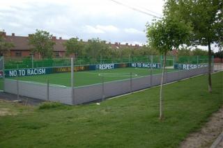 La UEFA obsequia al Ayuntamiento de Getafe con un campo de ftbol-Indoor de csped artificial.