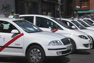 La gremial del taxi estudia emprender acciones legales contra la OCU por su informe sobre el sector.