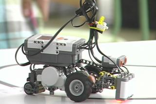 Alumnos de 15 institutos enfrentan a sus robots en el `Robocampeones de Fuenlabrada.