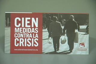 IU de Fuenlabrada reparte entre los trabajadores sus alternativas sociales a la crisis.