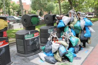 Animadores disfrazados de bolsas de basura explican cmo utilizar el sistema de recogida neumtica en Zarzaquemada.
