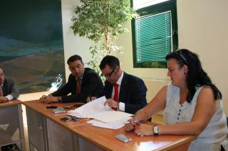 El alcalde de Parla y las empresas adjudicatarias del segundo Plan E firman un protocolo para que contraten trabajadores de la localidad.