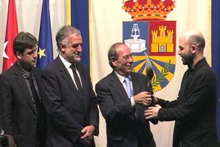 El escritor Roberto Saviano, amenazado por la mafia, recibe el premio Toms y Valiente