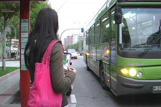 IU de Fuenlabrada contra la reduccin de autobuses interurbanos del Consorcio Regional.