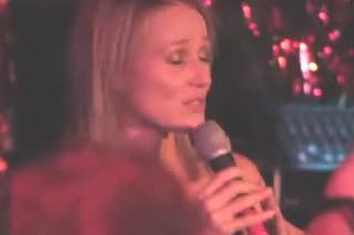 La cantante Jewel da la nota en un karaoke.
