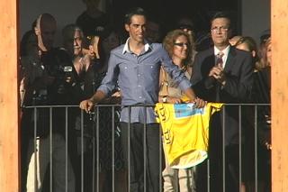 Contador alaba la salud del deporte espaol y dedica el Tour a la aficin durante su recibimiento en Pinto.