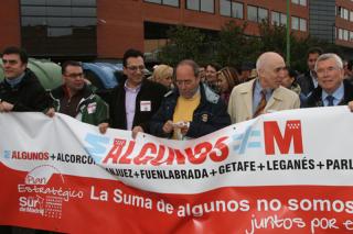 Los alcaldes de Pinto y Parla firman el manifiesto de apoyo a la candidatura de Toms Gmez. Foto: Los alcaldes del sur en una marcha hacia la sede de la Comunidad de Madrid